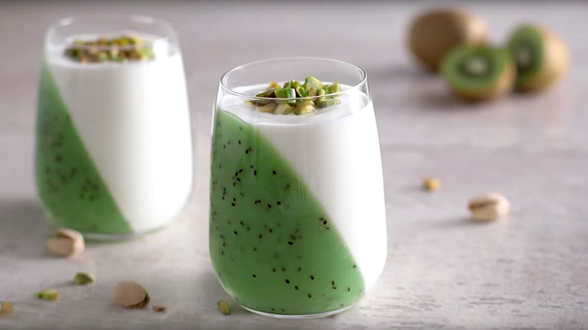 Yogur griego con gelatina de kiwi