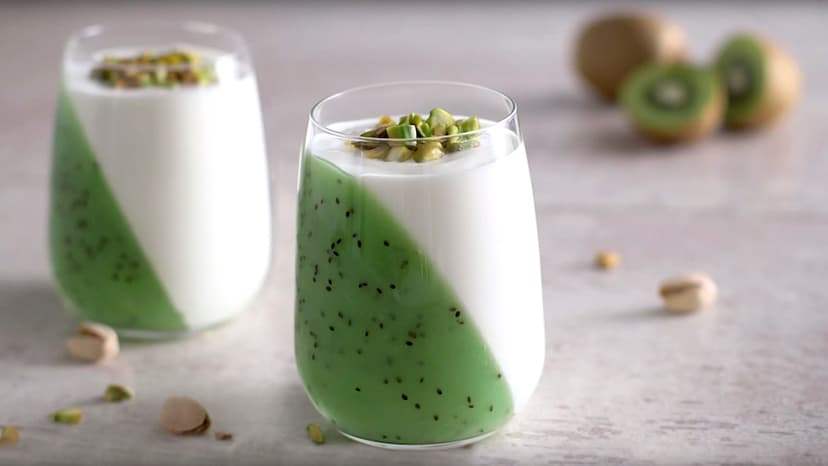 Yogur griego con gelatina de kiwi