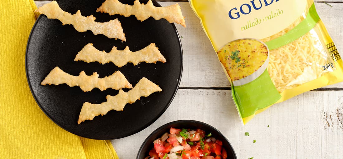 Crujiente de queso con picadito de verduras