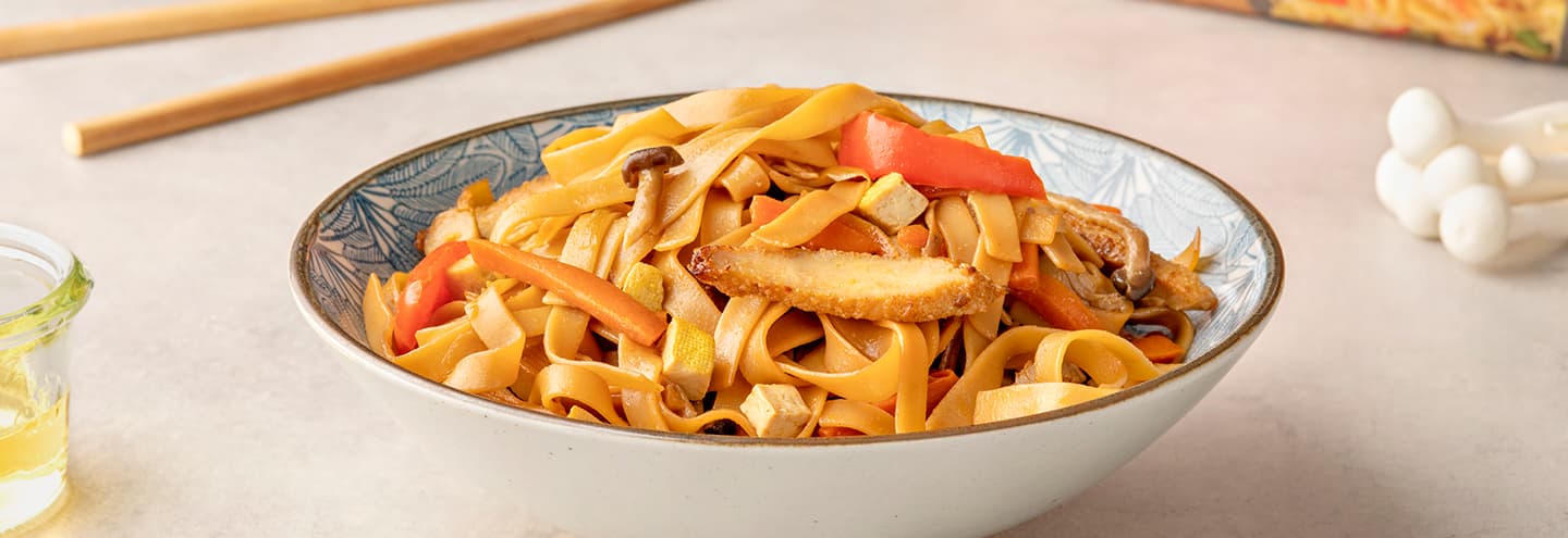 Lo mein de pollo y verduras