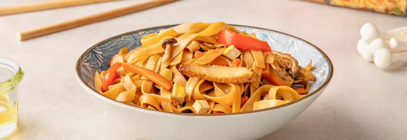 Lo mein de pollo y verduras