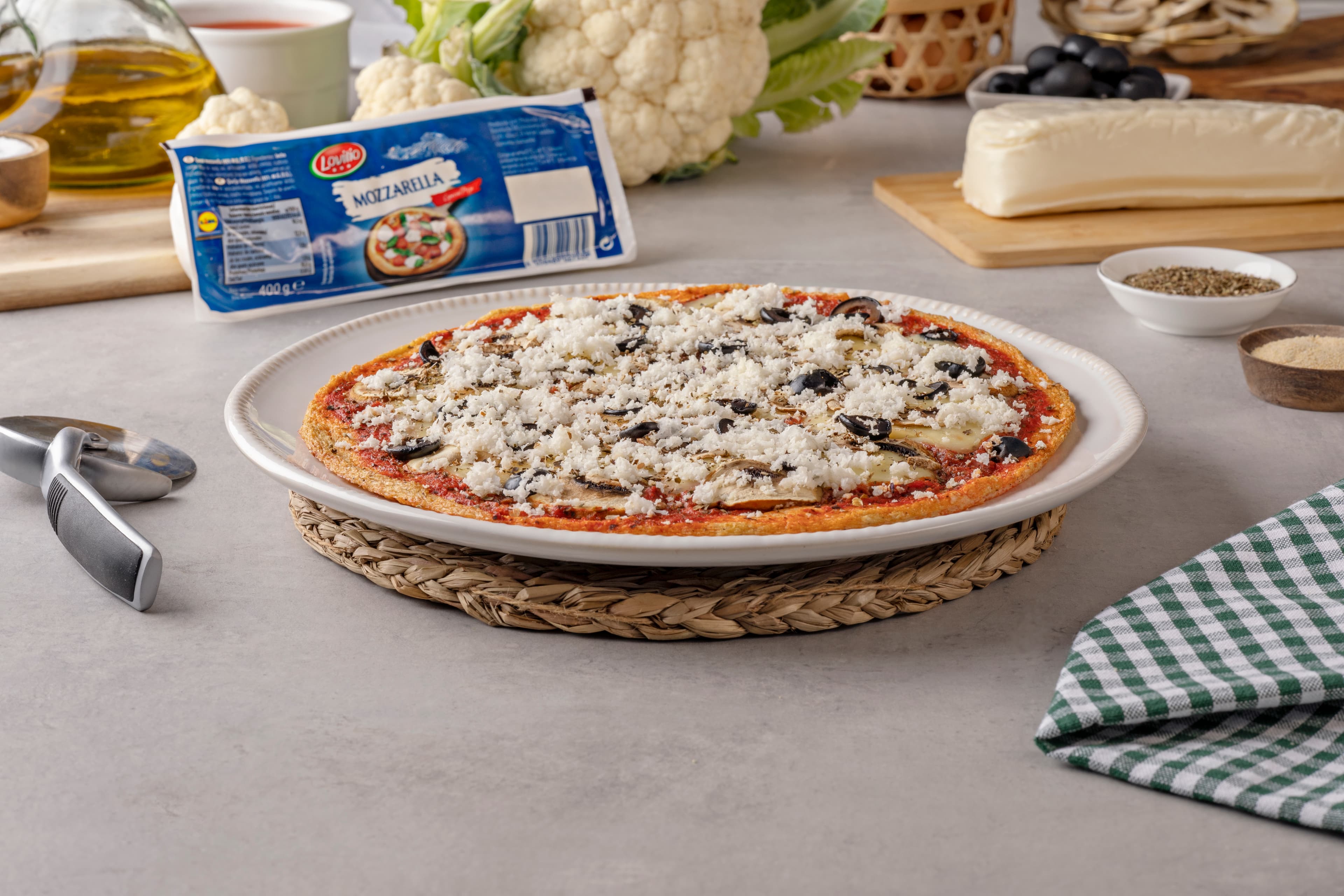 Pizza de coliflor con mozzarella y champiñones