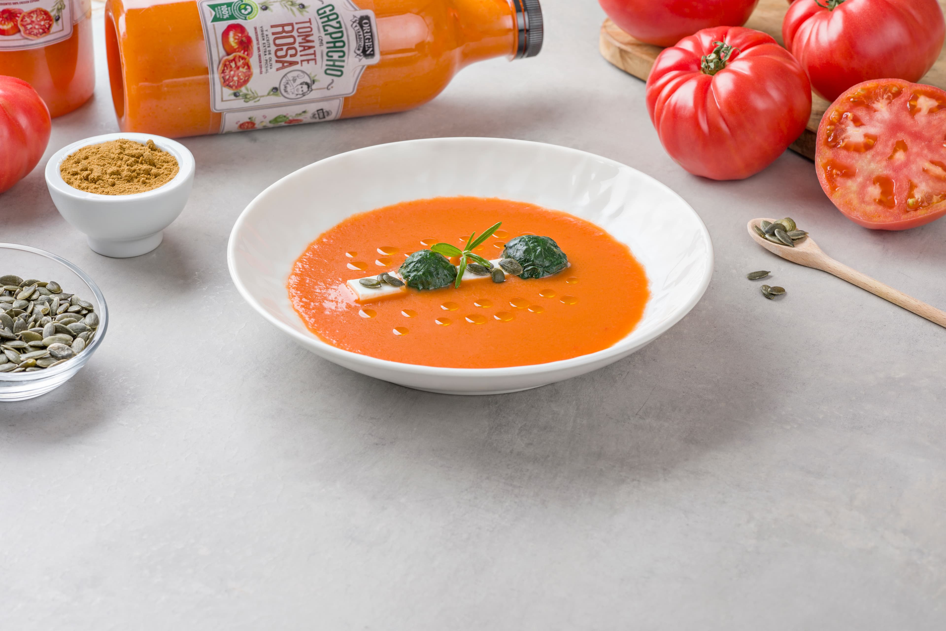 Bolitas de espinacas con gazpacho