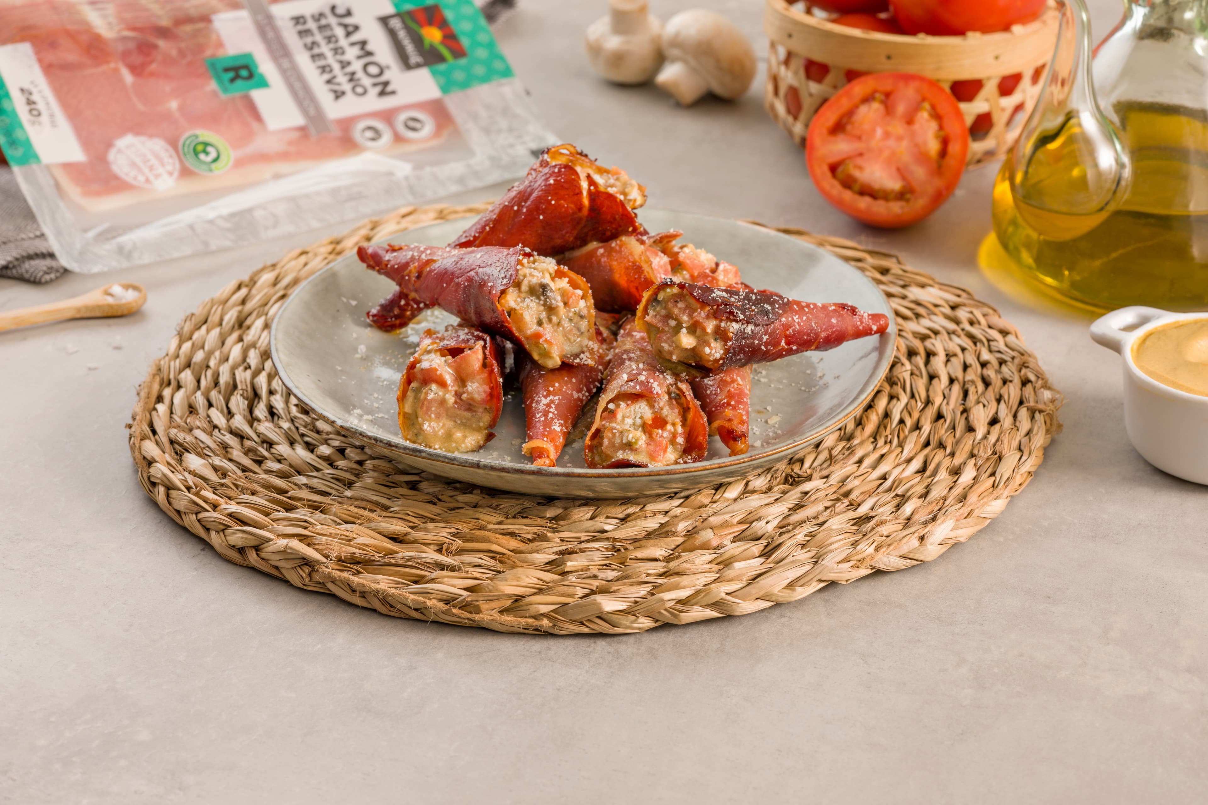 Conos de jamón con tartar de tomate y setas
