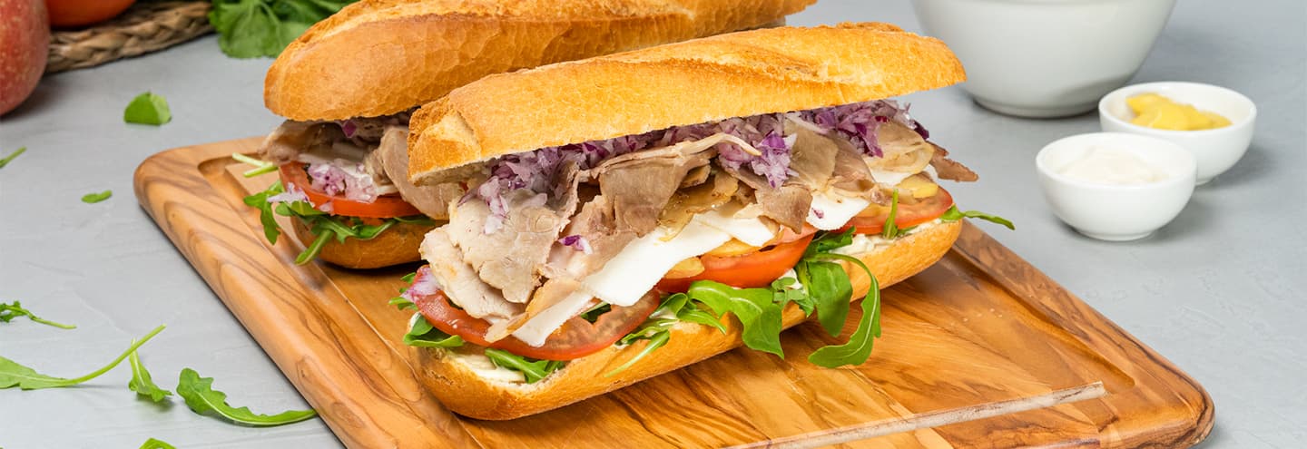 Bocadillo de pata asada a la plancha con queso y manzana