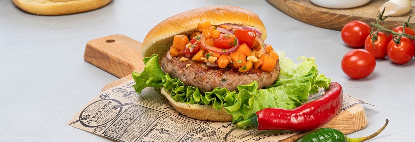 Hamburguesa de cerdo con ensalada thai