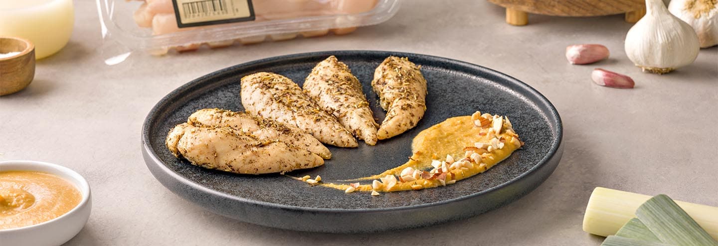 Solomillo de pollo con finas hierbas y salsa de calabaza