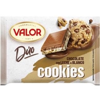 Duo chocolate con leche y blanco con trozos de cookies tableta 130 g - Valor