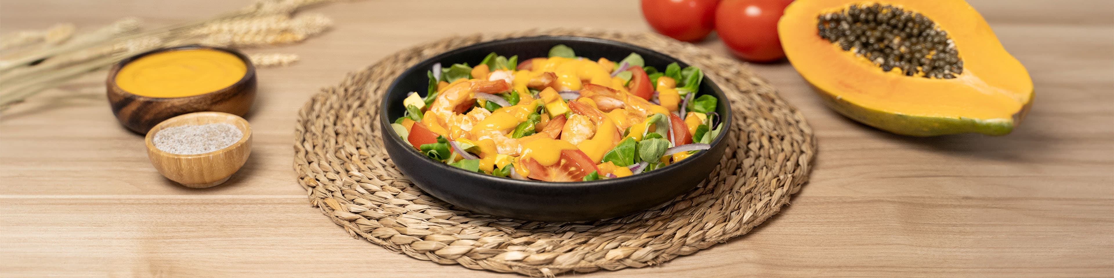 Ensalada de canónigos, langostinos y papaya