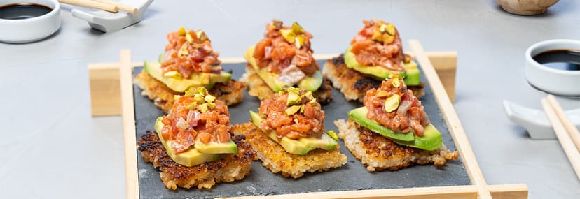 Bocados de arroz crujiente con salmón
