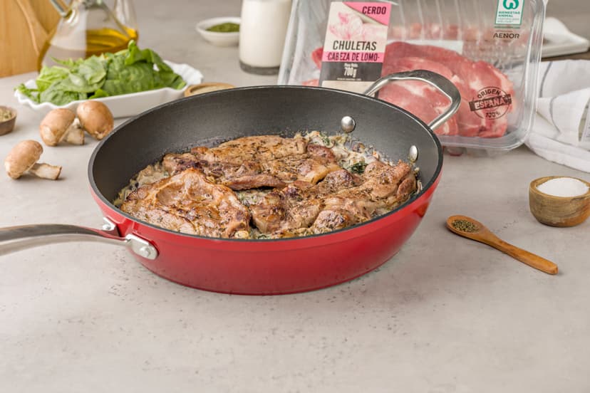 Chuletas de cerdo al horno con salsa de espinacas y champiñones