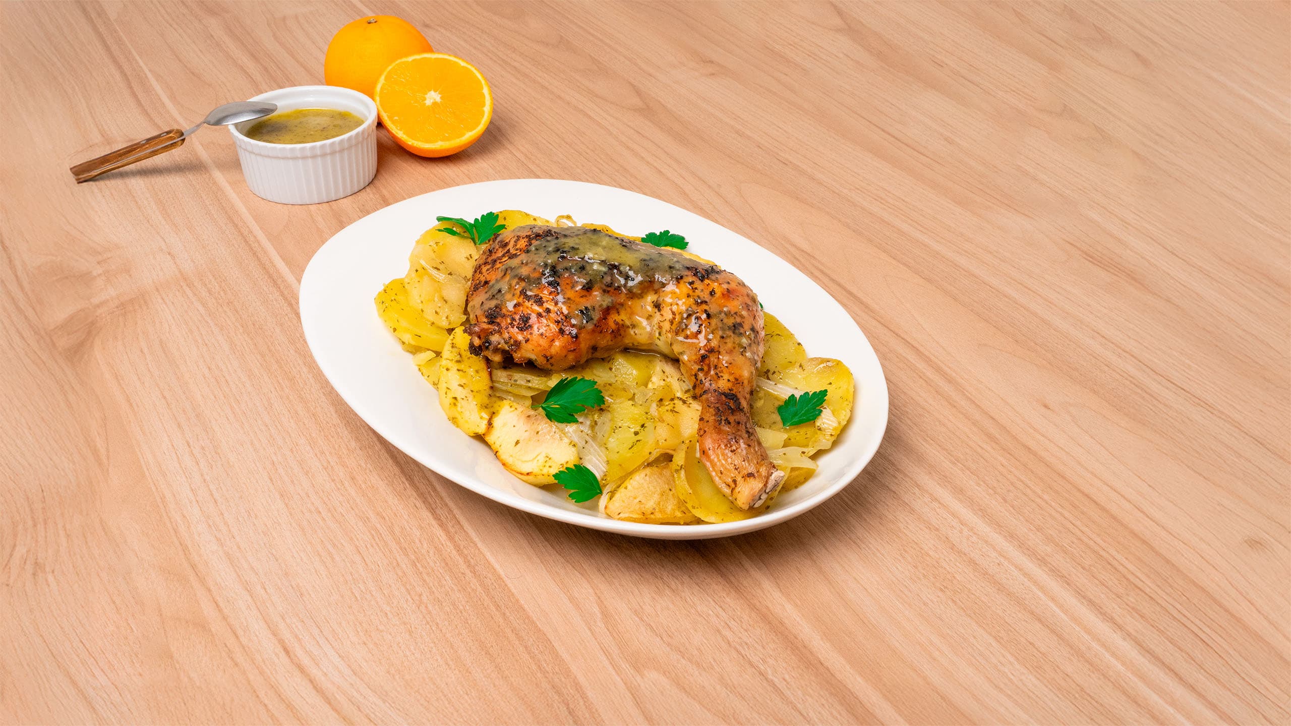 Cuartos traseros de pollo con papas y manzana