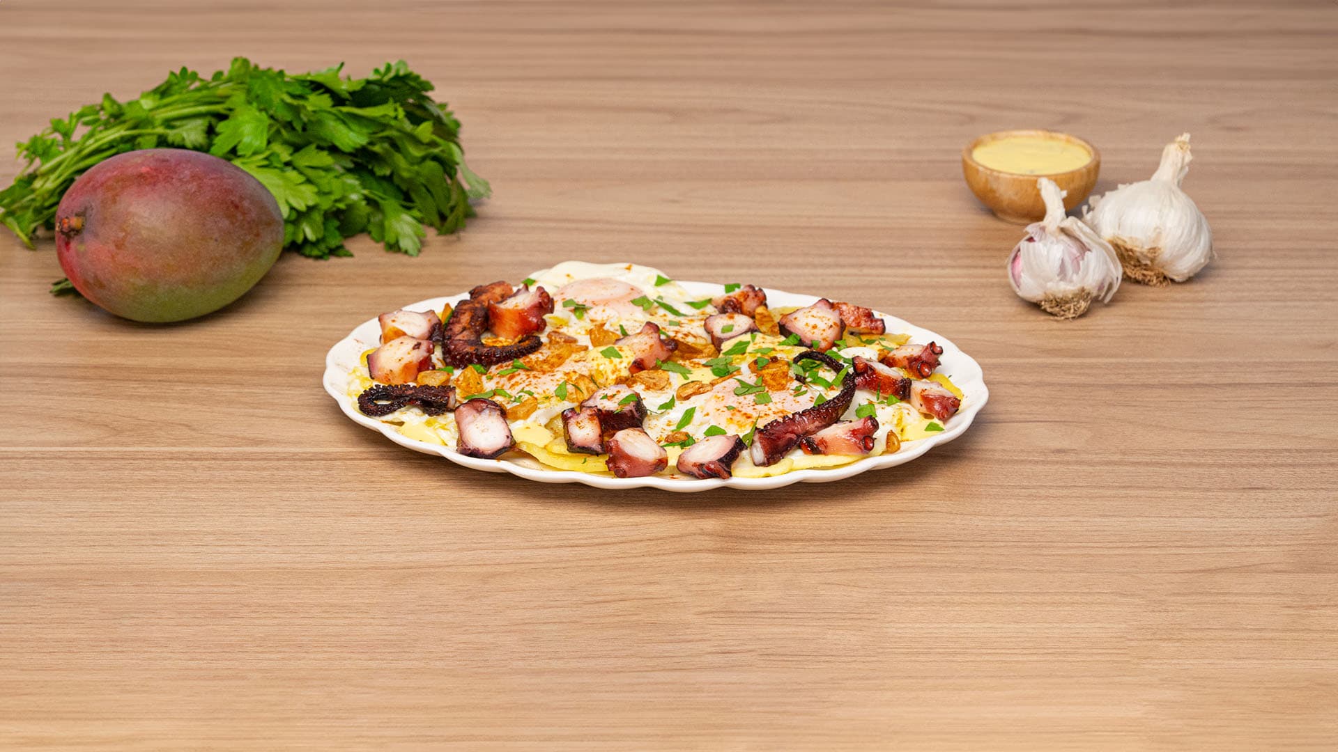 Pulpo frito con huevos y papas