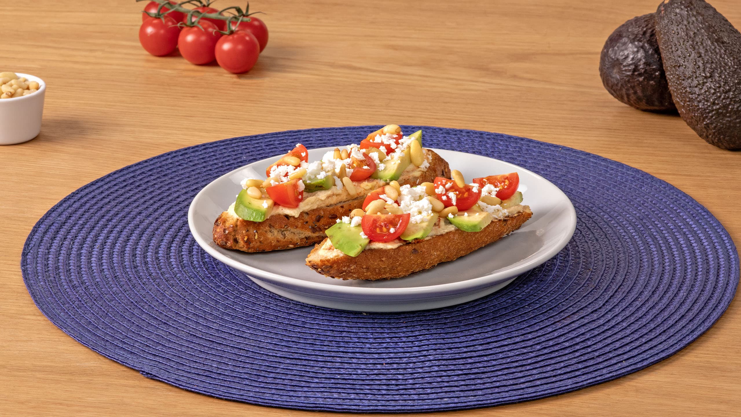 Panecillo con hummus y aguacate