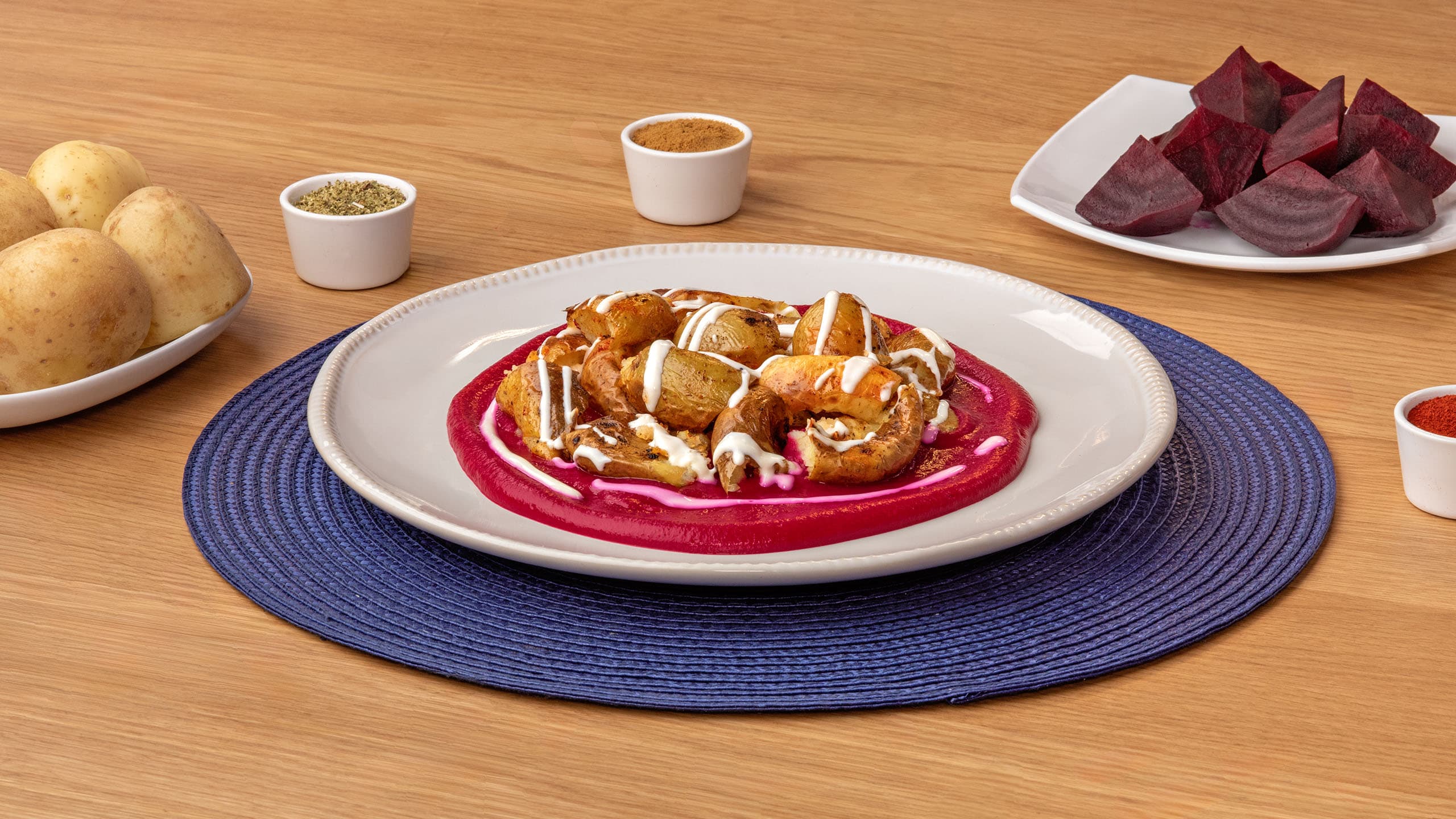 Patatas asadas con puré de remolacha