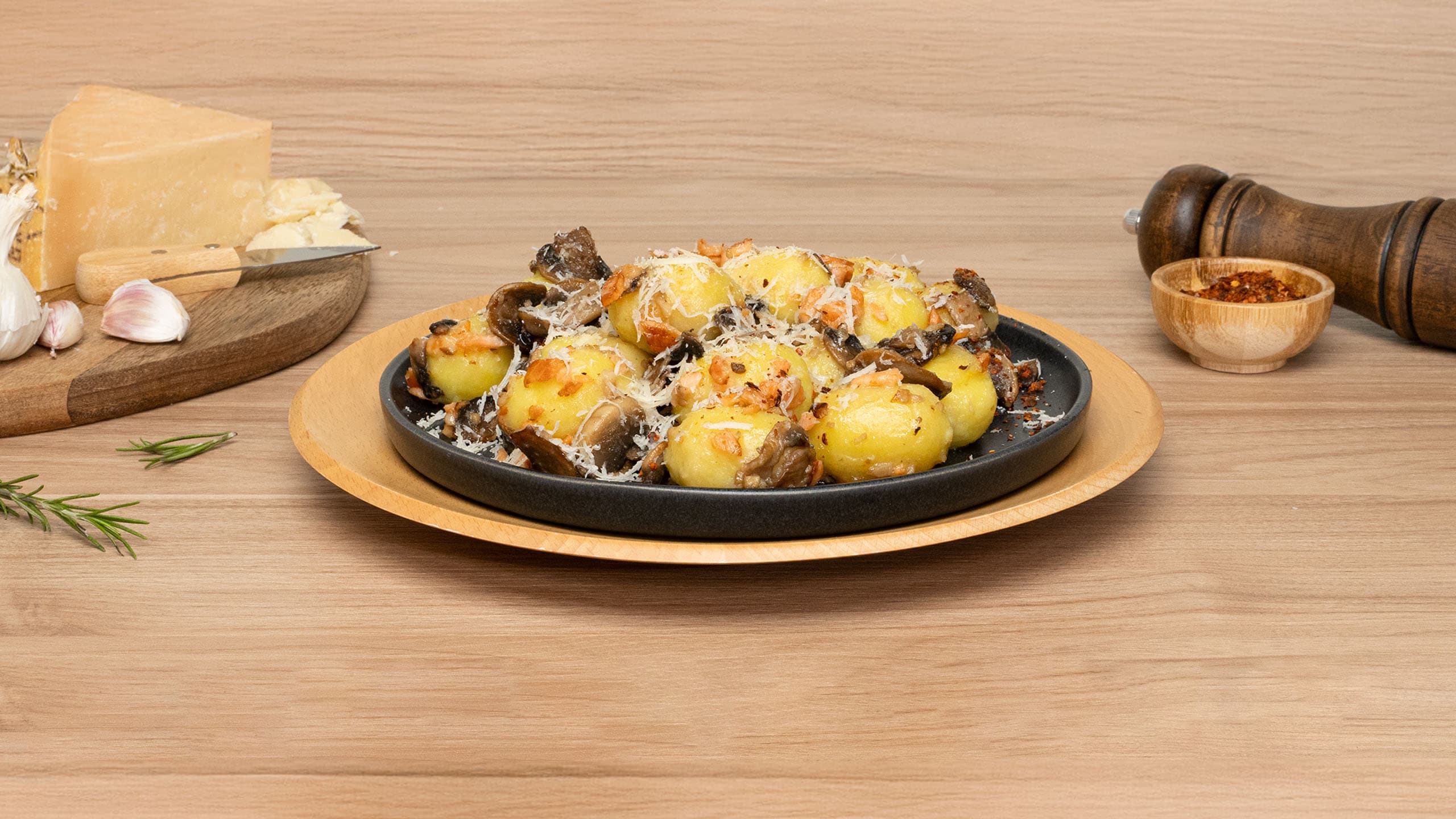 Gnocchis con salmón y champiñones