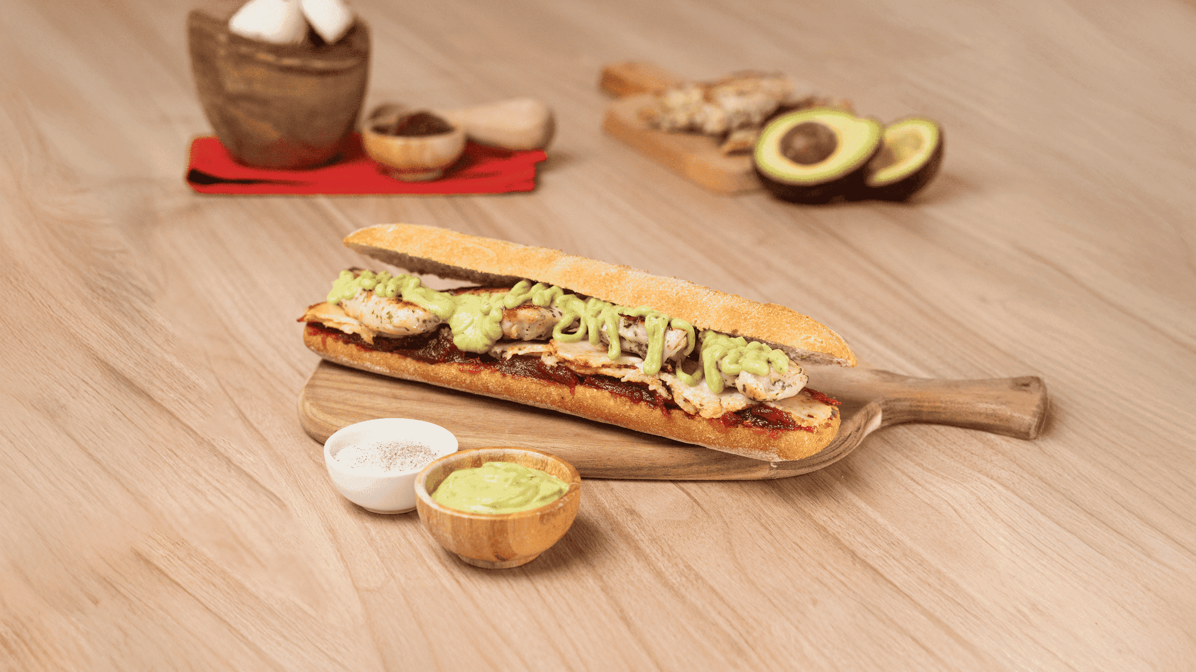 Bocadillo de pollo al ajillo