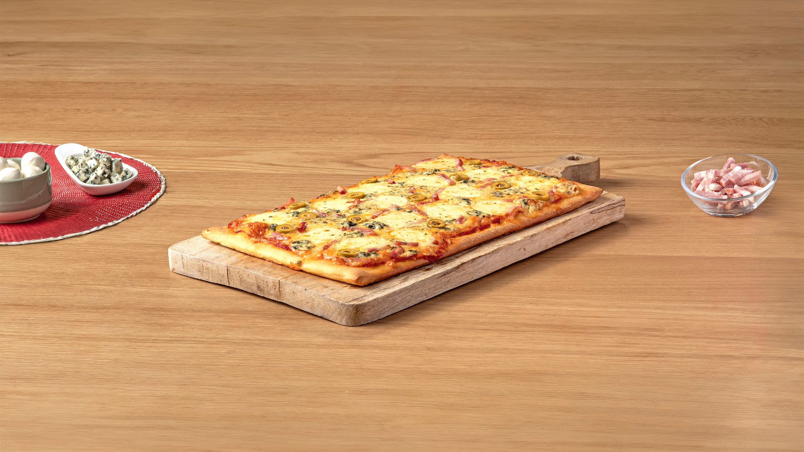 Pizza de quesos y aceitunas