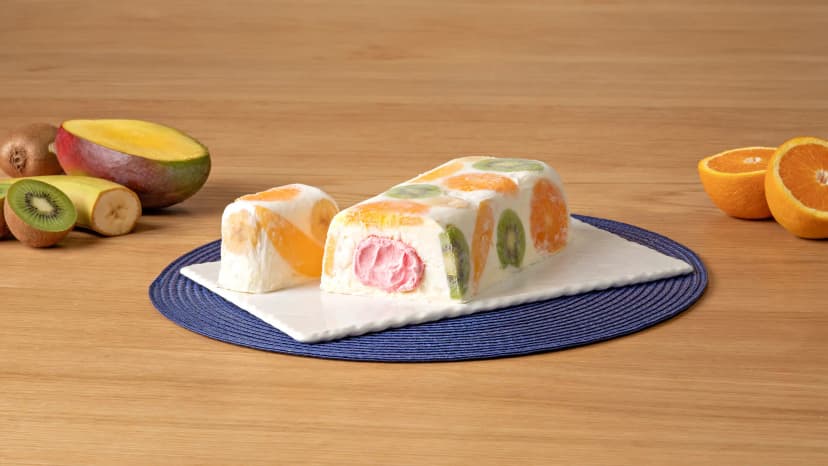 Postre de frutas con helado