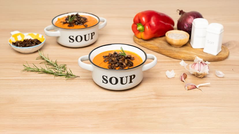 Crema de pimiento rojo, zanahoria y setas