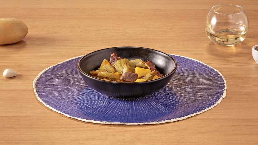 Costillas de cerdo con alcachofas y patatas