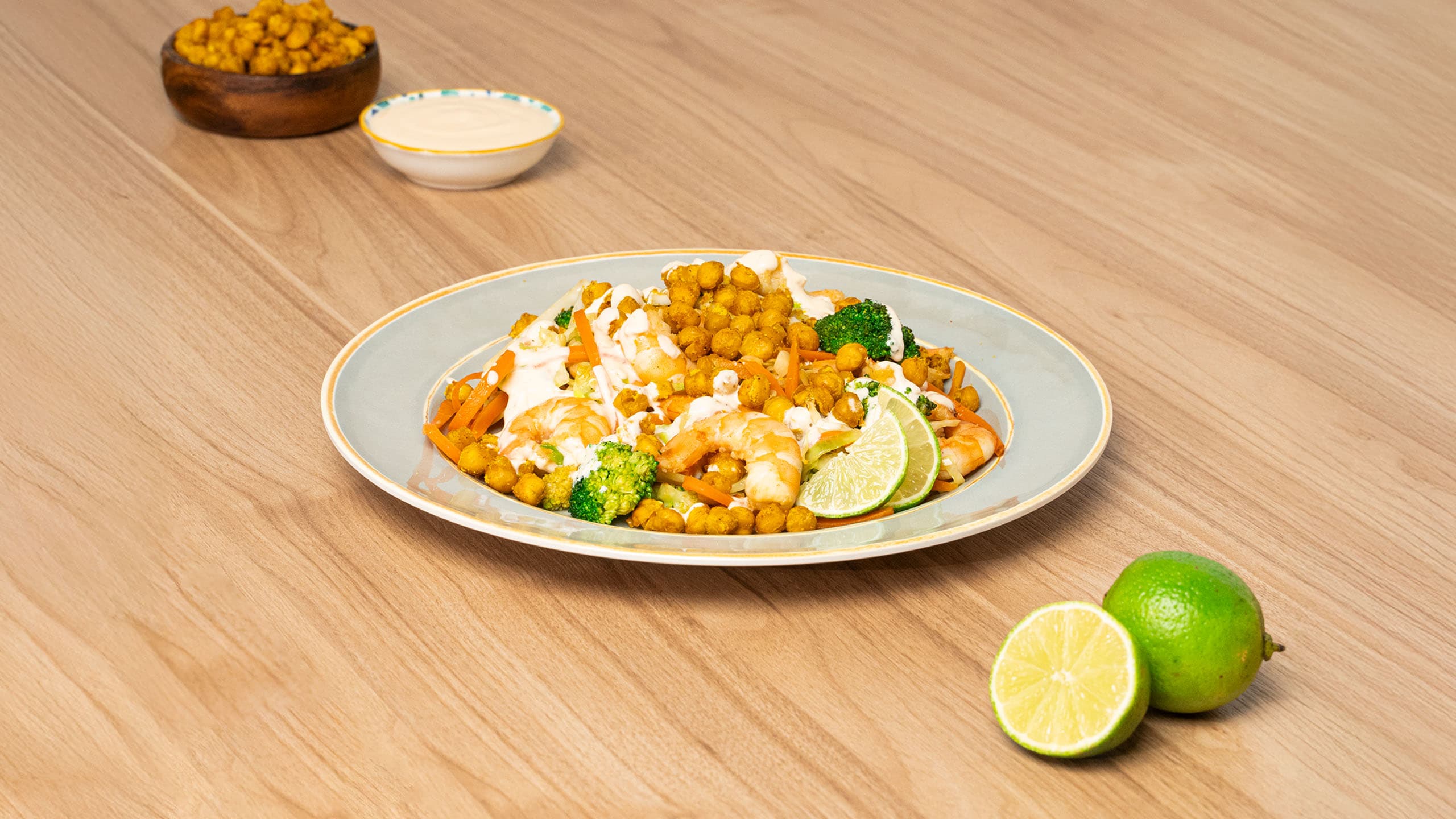 Wok de langostinos con garbanzos crujientes