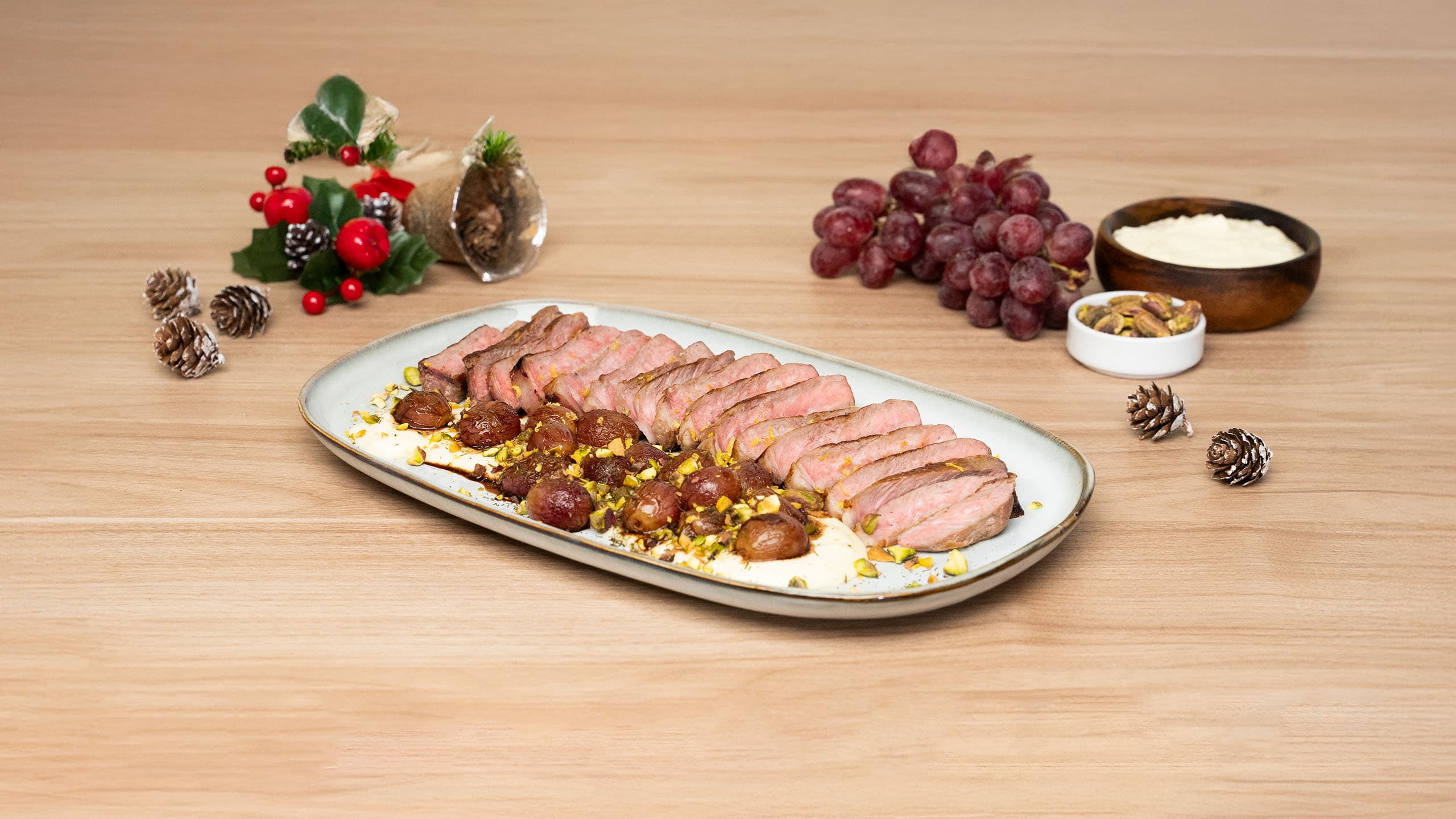 Lomo bajo de vacuno con salsa de queso y uvas