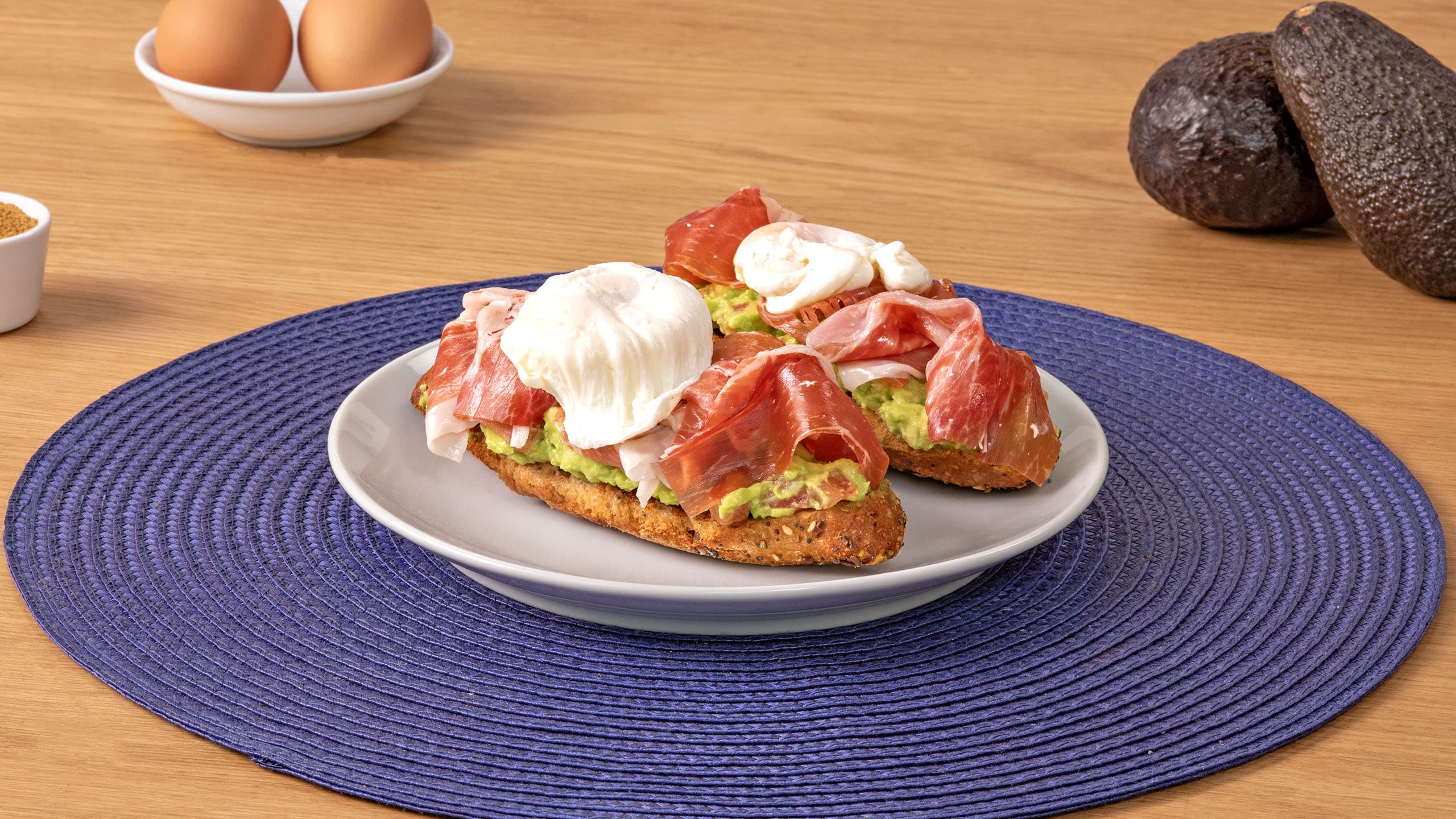 Panecillo con aguacate y jamón