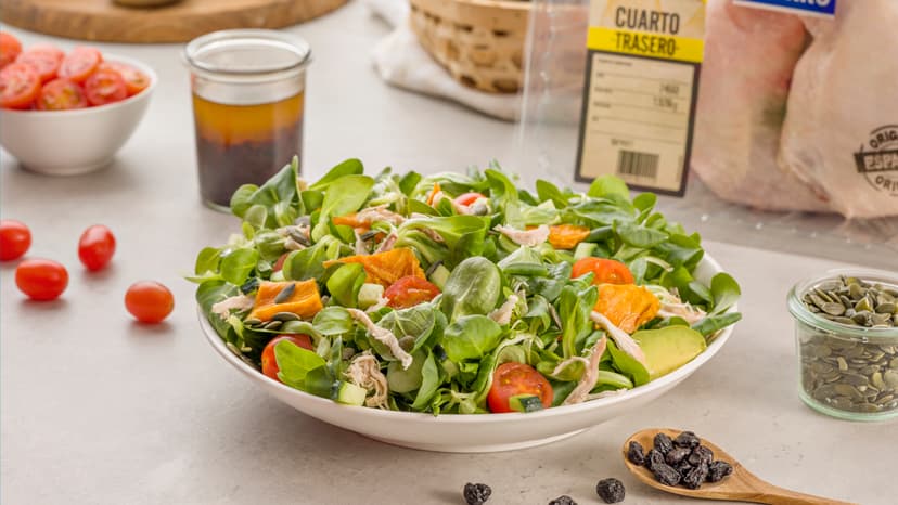 Ensalada de pollo y mango con vinagreta de arándanos